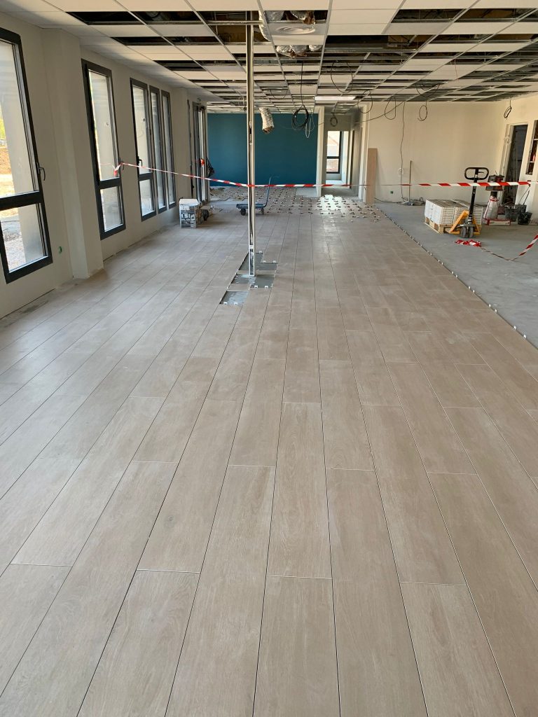 Plateau de bureaux en travaux, carrelage imitation parquet sur toute la surface