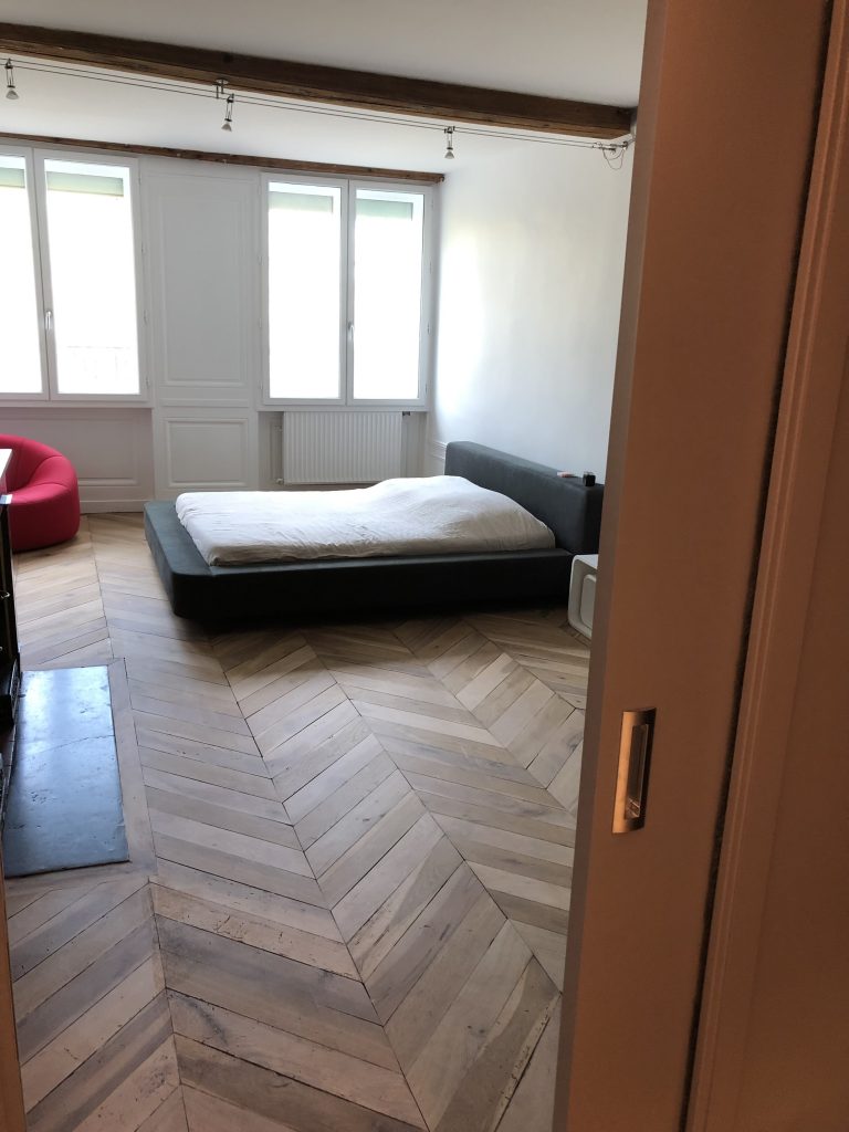Chambre au parquet posé en point de Hongrie, grandes fenêtres