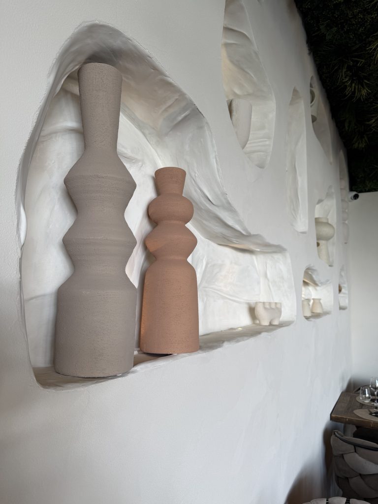 Niche sculptée accueillant des vases en céramique