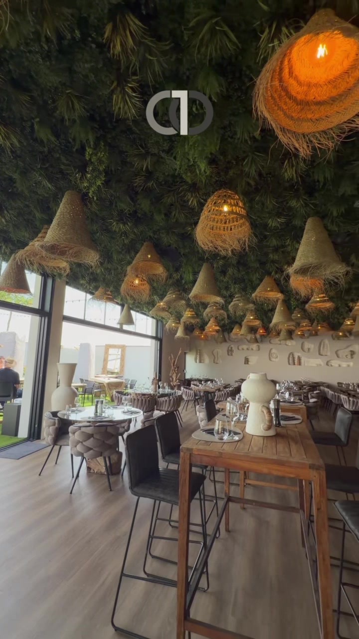 Salle du restaurant D’Calé à Pusignan, suspensions en fibre et mur végétal